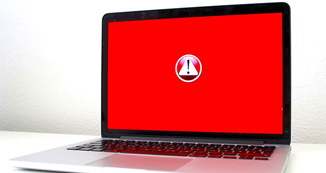 Laptop với logo cảnh báo màu đỏ trên màn hình
